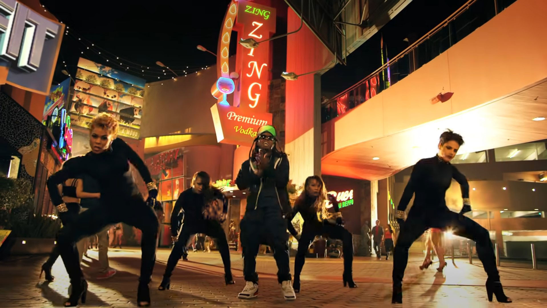 Chris Brown – Loyal ft. Lil Wayne, Tyga
